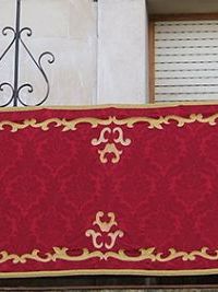 Balconera bordada en tela de damasco