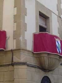 Balconera bordada con escudo de Biota