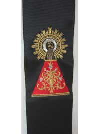 Detalle Virgen de cinta de raso bordada Sofía