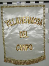 Reverso del estandarte municipal de Villahermosa del Campo