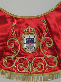 Manto de Virgen del Pilar con escudo municipal