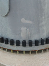 Base del mástil de acero galvanizado atornillada a la cimentación