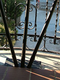 Base para balcón para tres astas pintada en negro mate