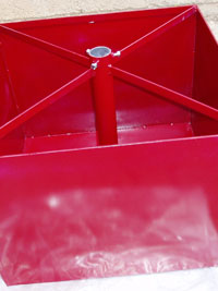 Detalle de base cubo rellenable roja