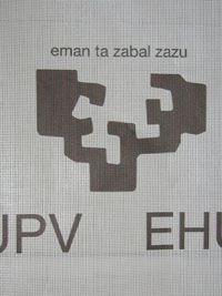 Detalle de pancarta PVC UPV EHU
